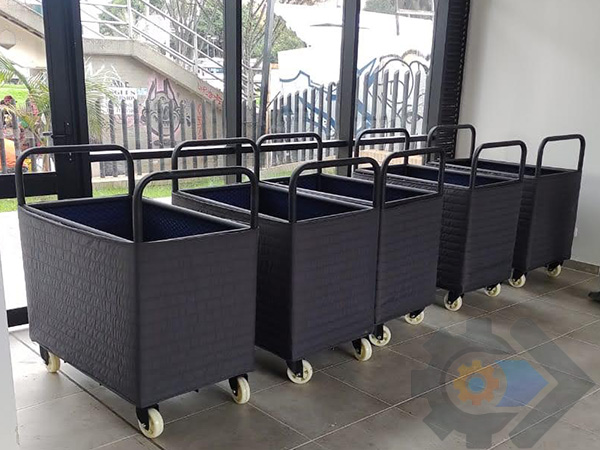 Carros metálicos con ruedas